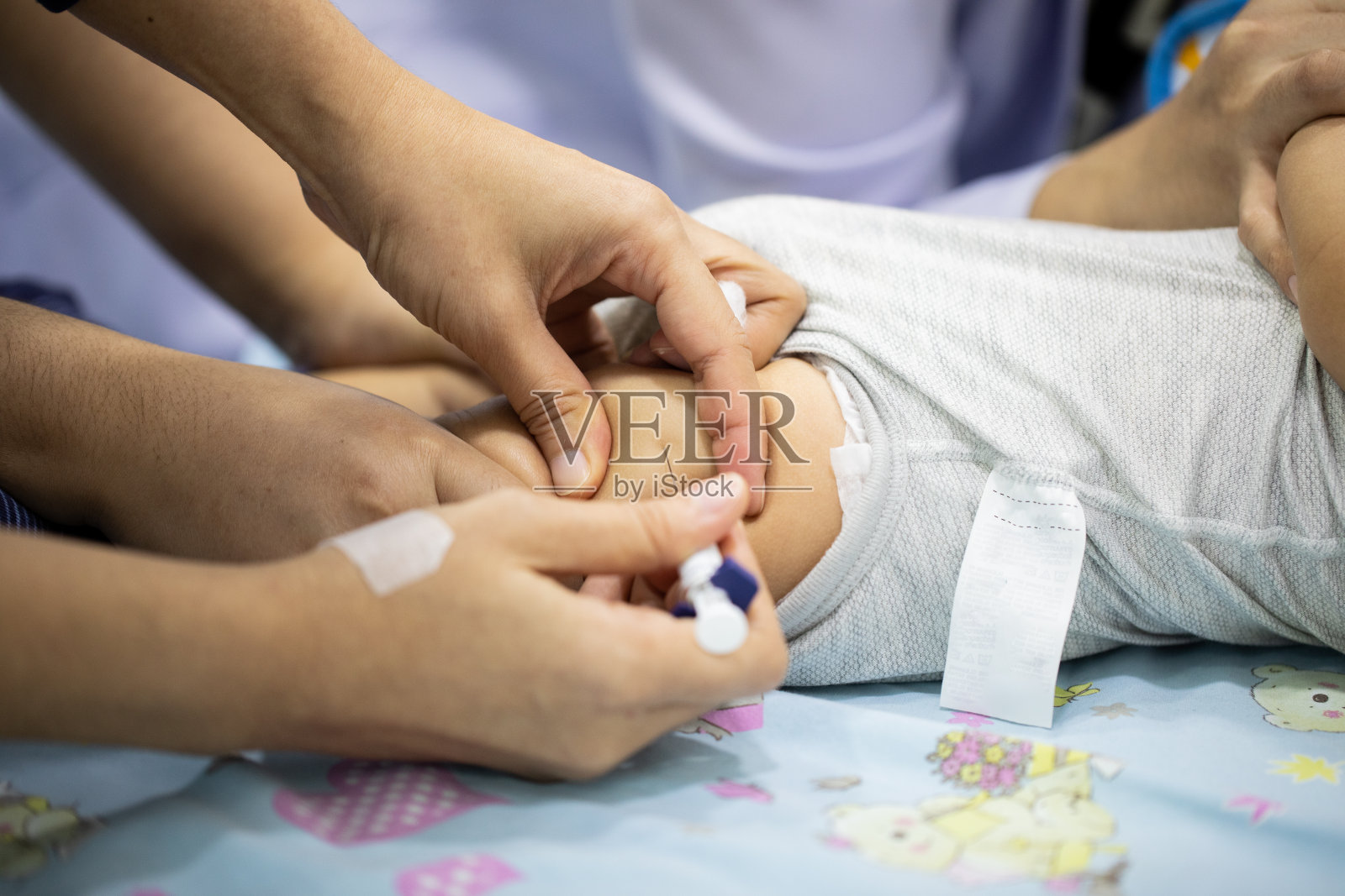 许多医生和护士正在帮助接种疫苗，为婴儿预防疾病。照片摄影图片