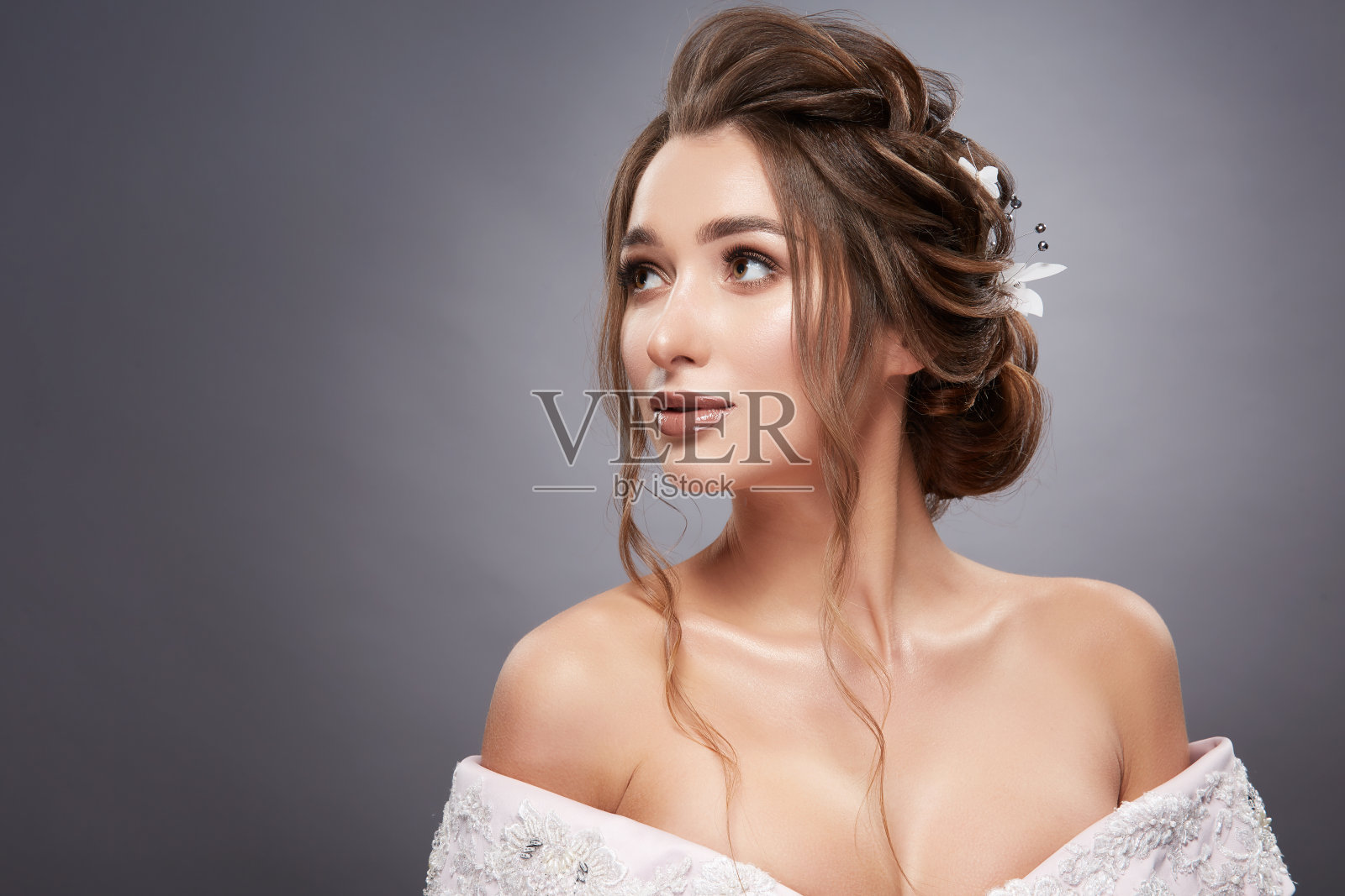 她的妆容和发型都很好看照片摄影图片