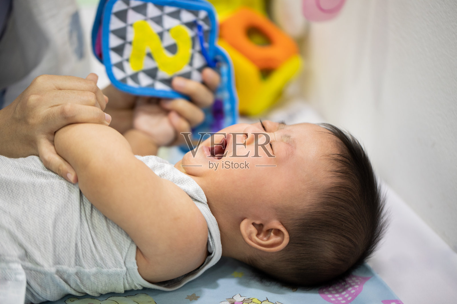 注射后孩子的疼痛。照片摄影图片