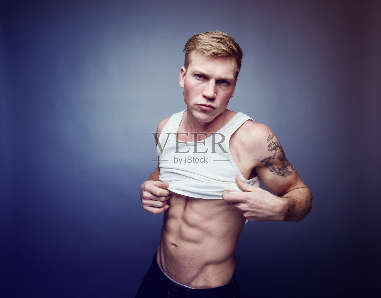 穿着背心的帅哥照片摄影图片