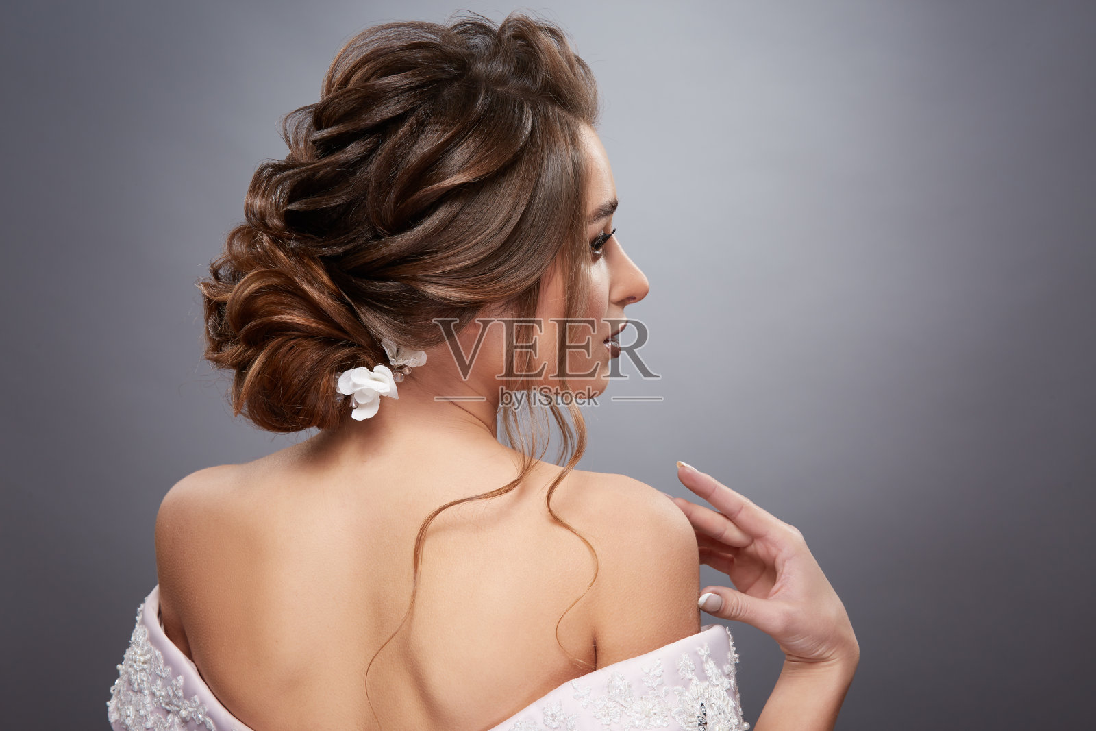 漂亮的发型碰着她的肩膀，看侧面的新娘照片摄影图片