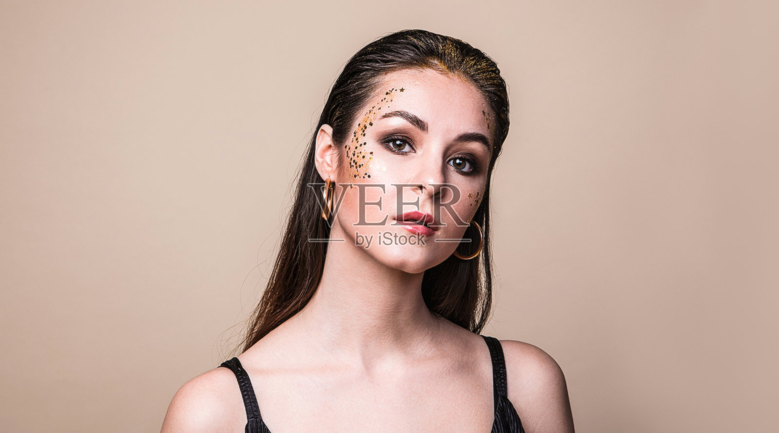 时尚魅力女人的脸上有闪光粉。照片摄影图片