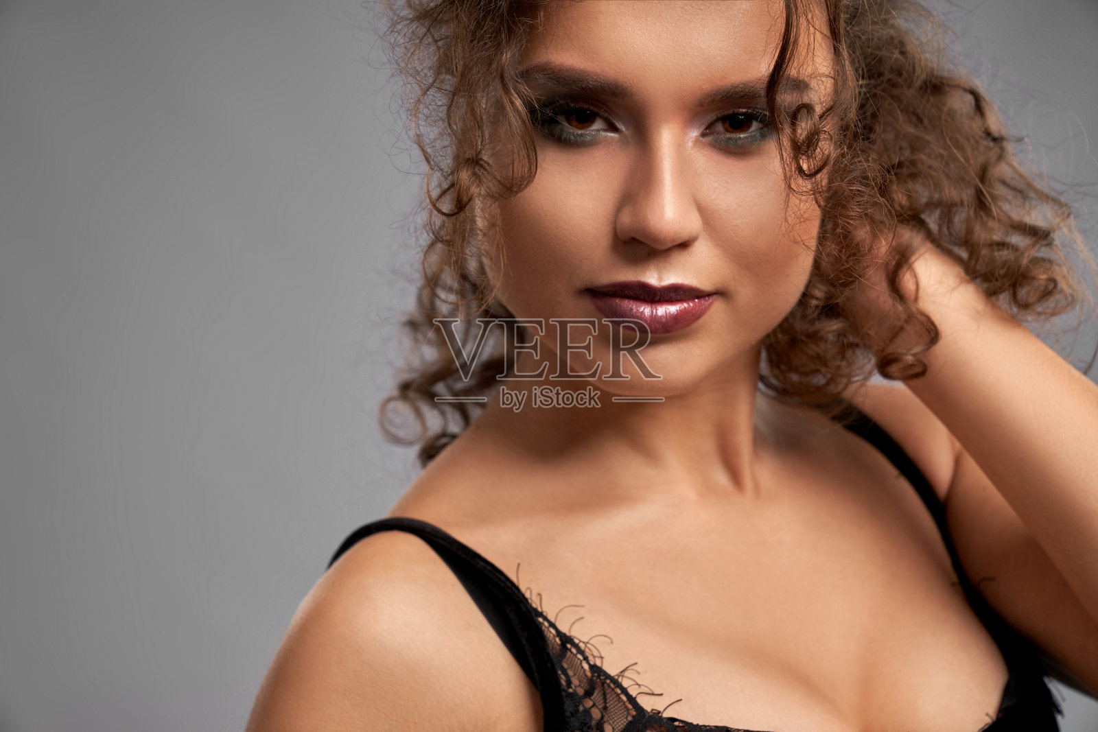 优雅，诱人的女孩赤裸的肩膀摆姿势。照片摄影图片