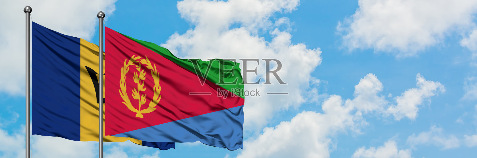 巴巴多斯和厄立特里亚的国旗迎风飘扬，对抗着白云密布的蓝天。外交理念，国际关系。照片摄影图片