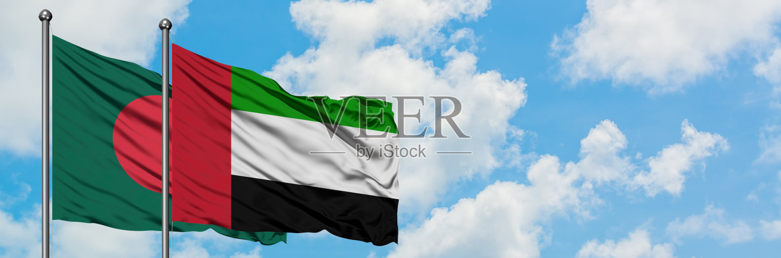 孟加拉国和阿拉伯联合酋长国国旗在白色多云蓝天下飘扬，外交概念，国际关系照片摄影图片