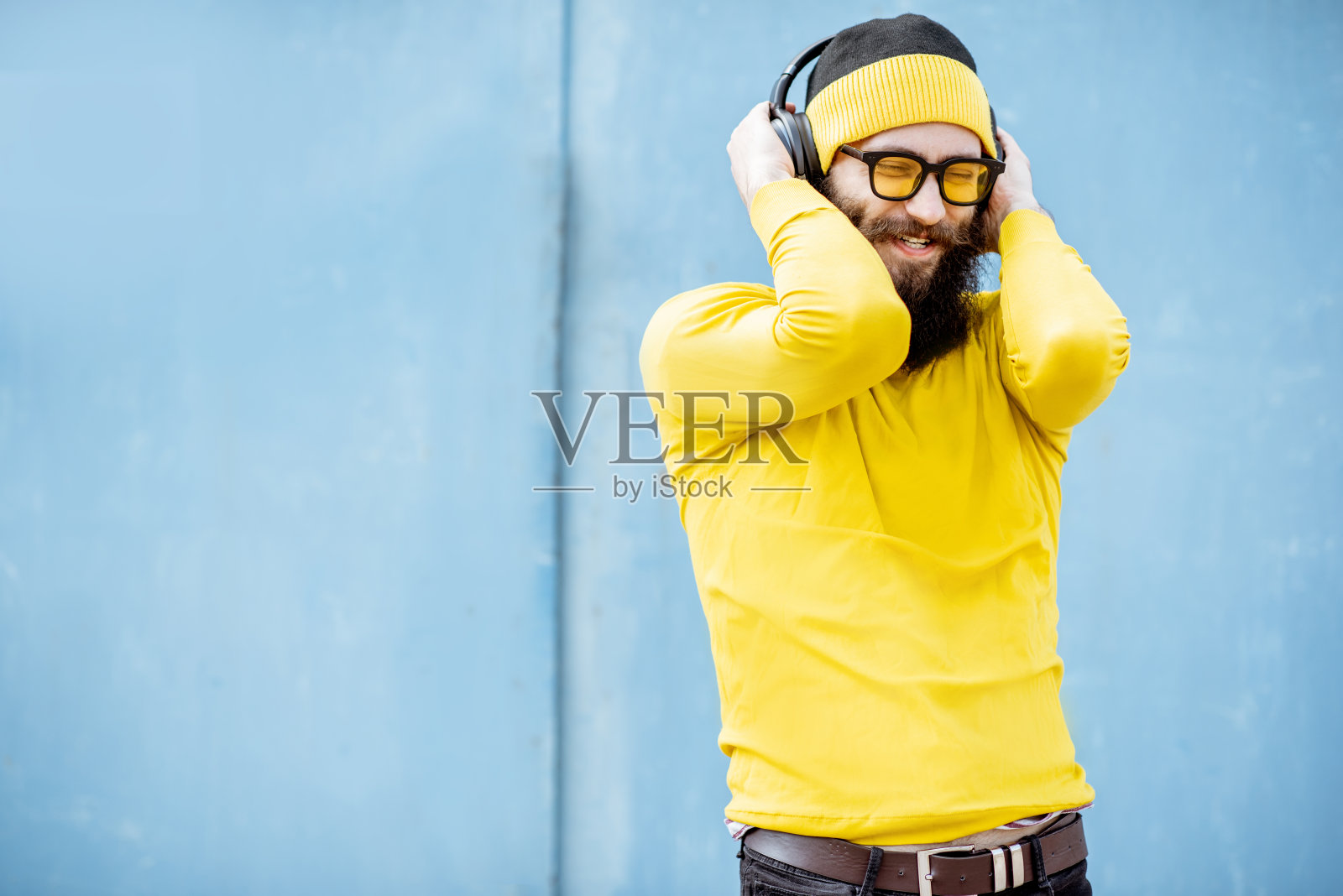 一个时尚男子的肖像在彩色的背景照片摄影图片