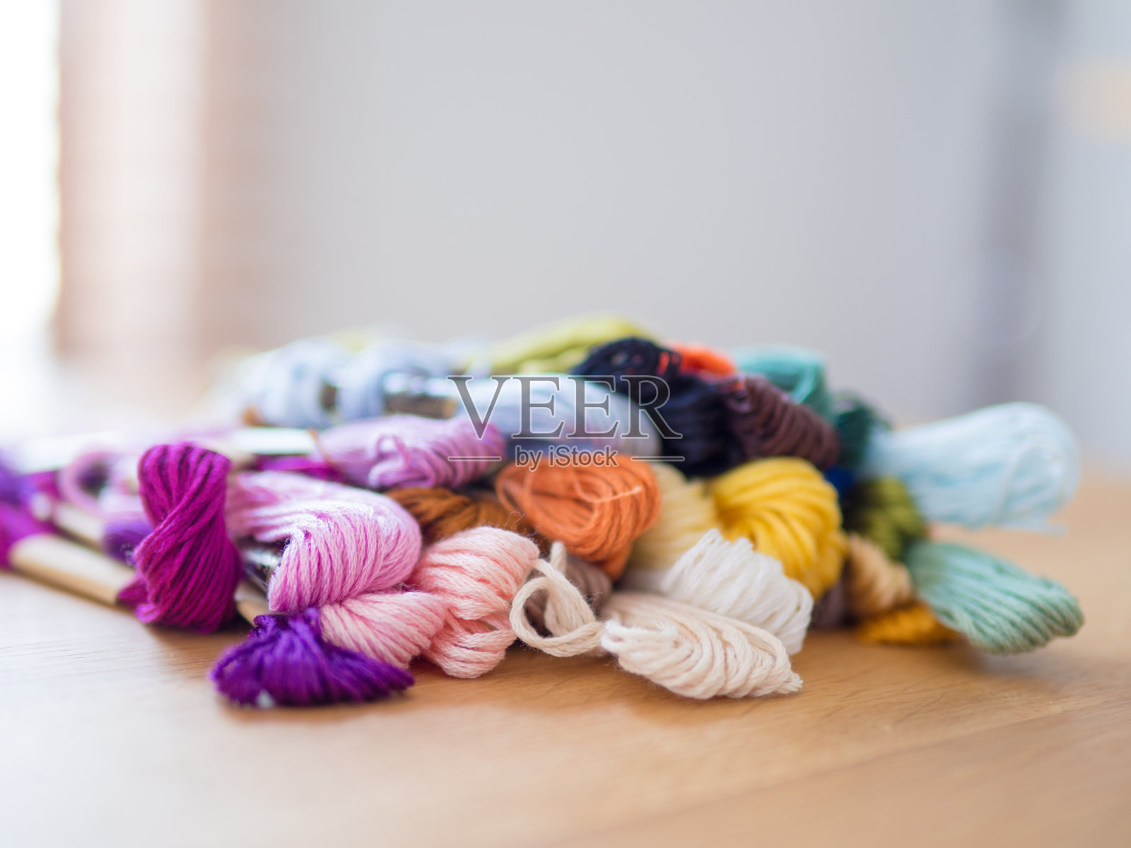 木纹背景上的彩色花纹照片摄影图片