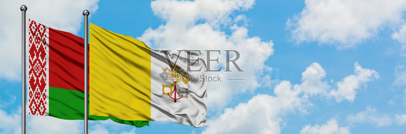 白俄罗斯和梵蒂冈城的国旗在风中飘扬，对抗着白色多云的蓝天。外交理念，国际关系。照片摄影图片
