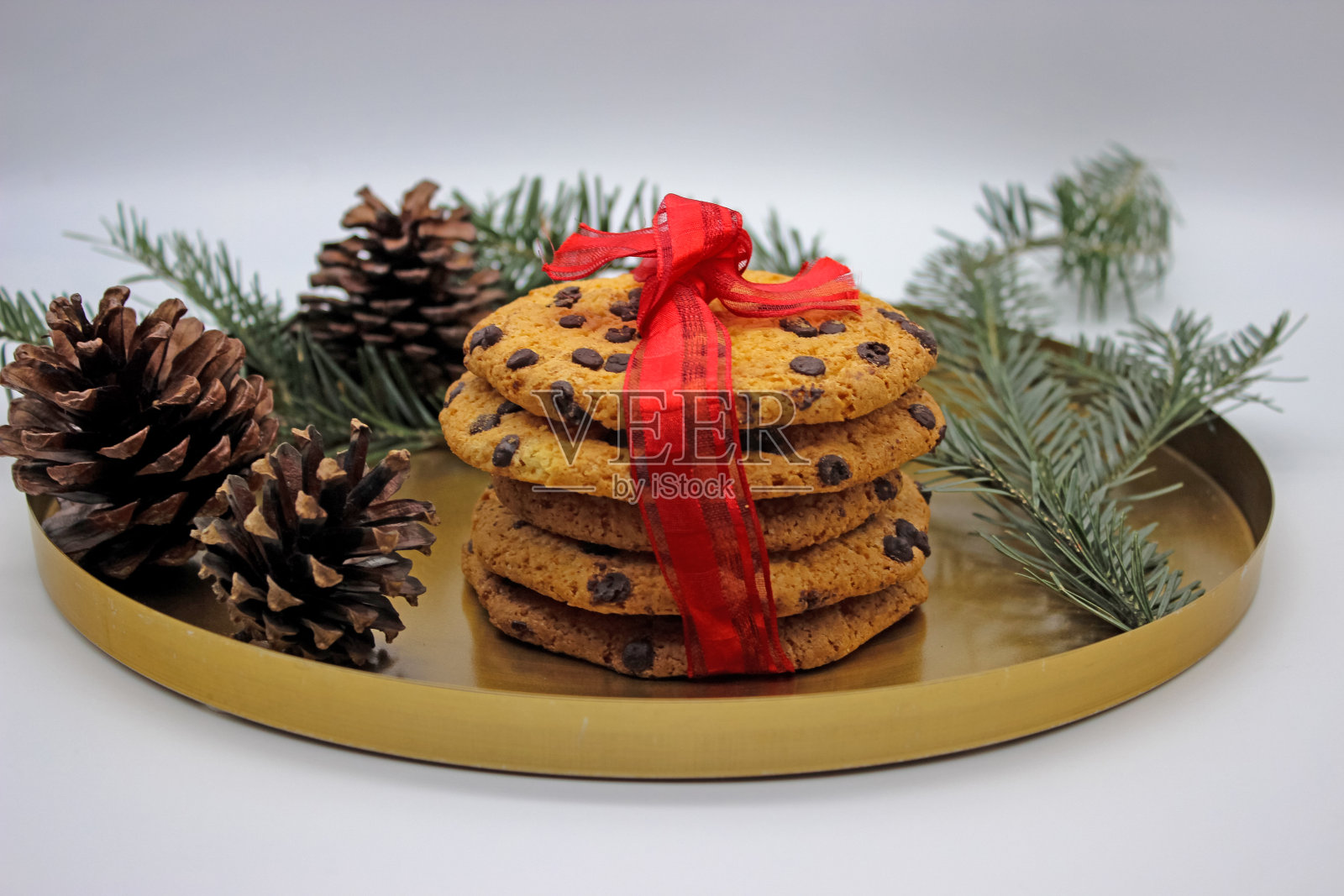 给圣诞老人的一杯牛奶和饼干。圣诞夜的概念。照片摄影图片