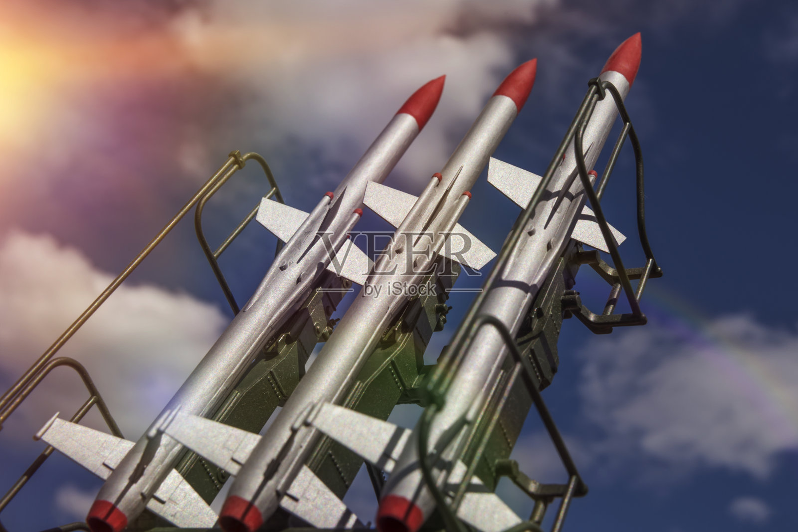 核导弹指向上方。威胁使用核武器。照片摄影图片