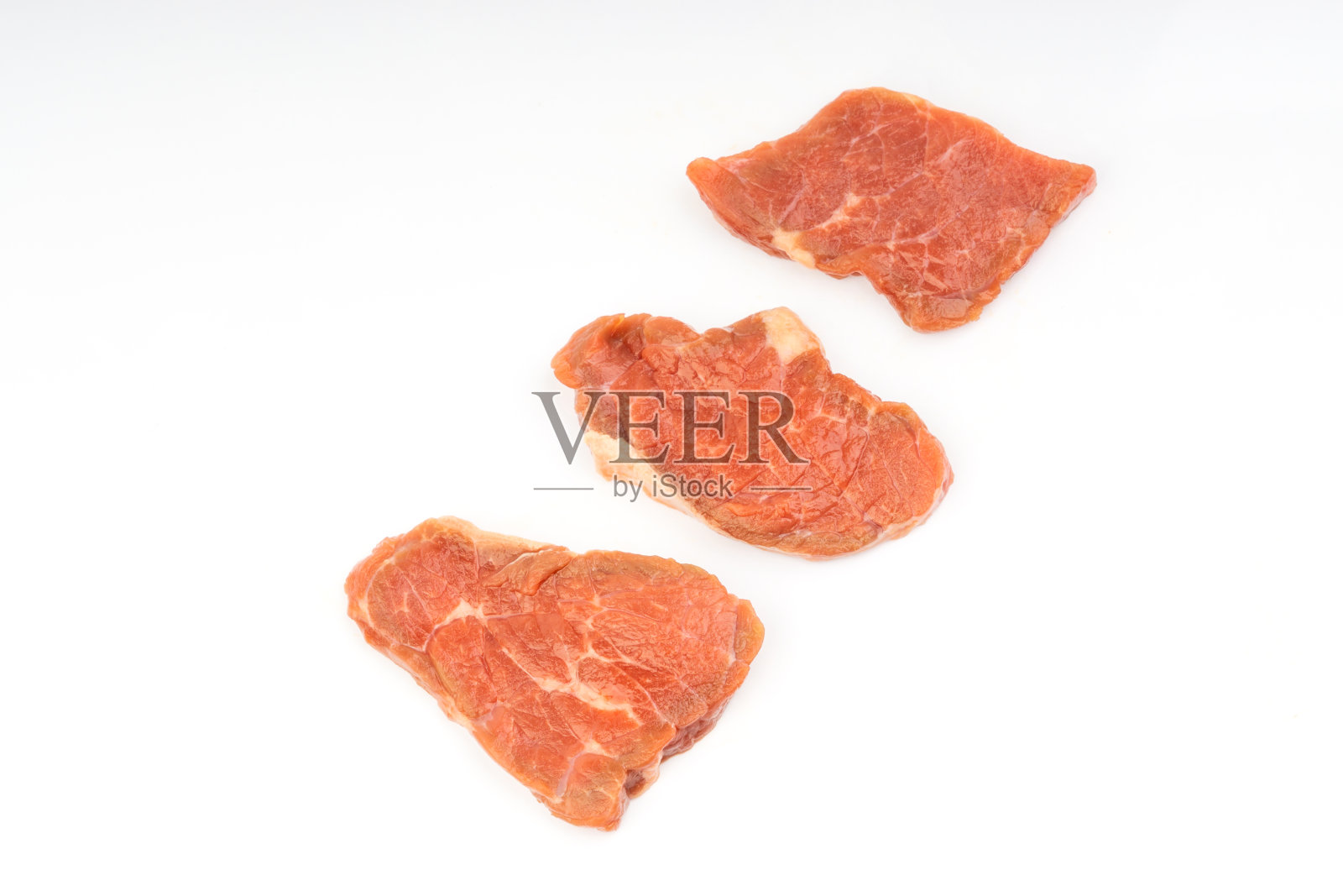 新鲜的生牛肉片孤立在白色的背景照片摄影图片