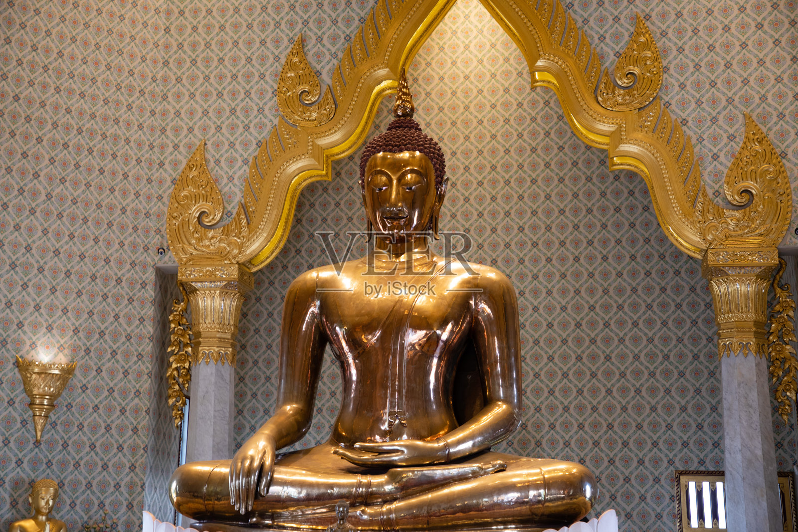 曼谷一座寺庙内的金色佛像正面照片摄影图片