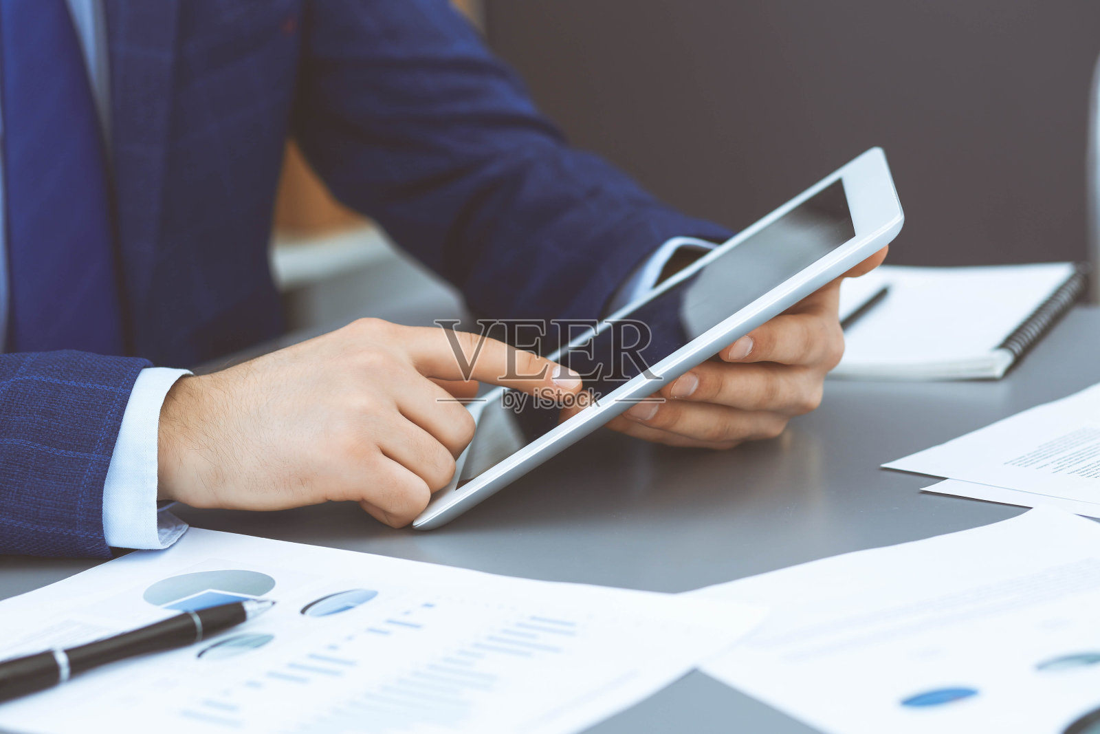 商人在会议中使用触控板，手的特写照片摄影图片