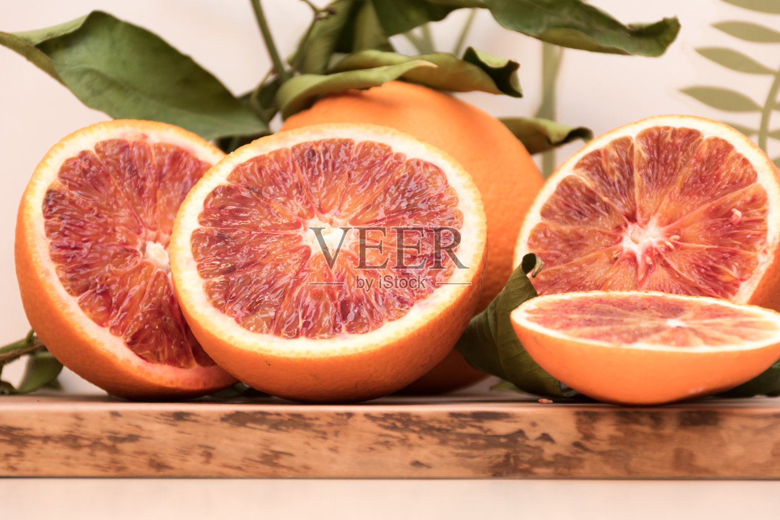 木板上的新鲜有机血橙照片摄影图片