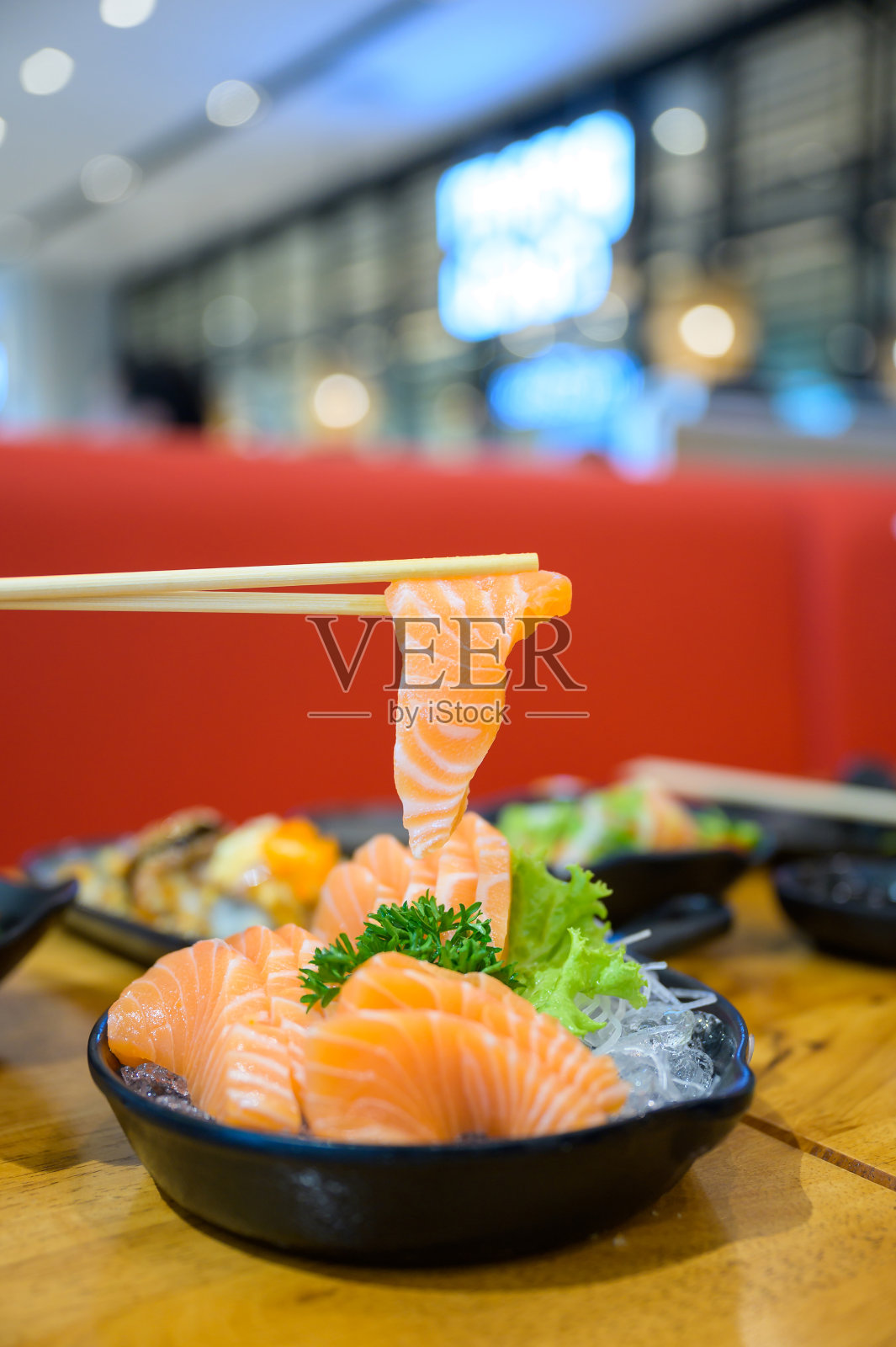 日式三文鱼生鱼片，生鱼片照片摄影图片