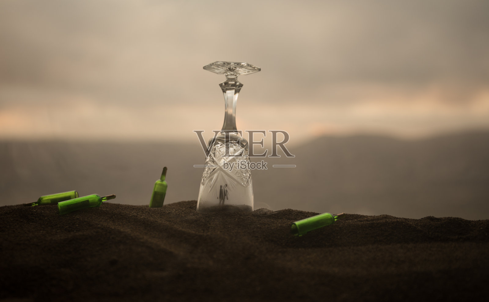 用来逮捕罪犯的铁手铐，木头上的一杯伏特加。背景。酒后犯罪。照片摄影图片