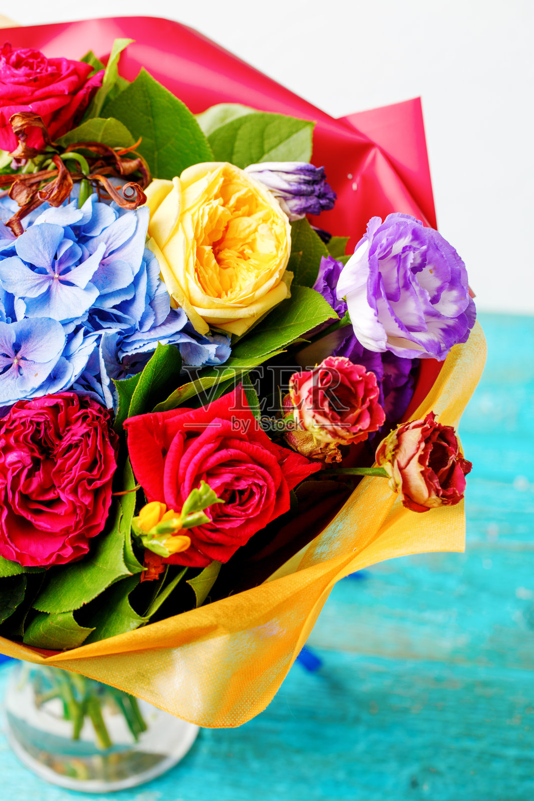 木桌上的一束五彩玫瑰照片摄影图片