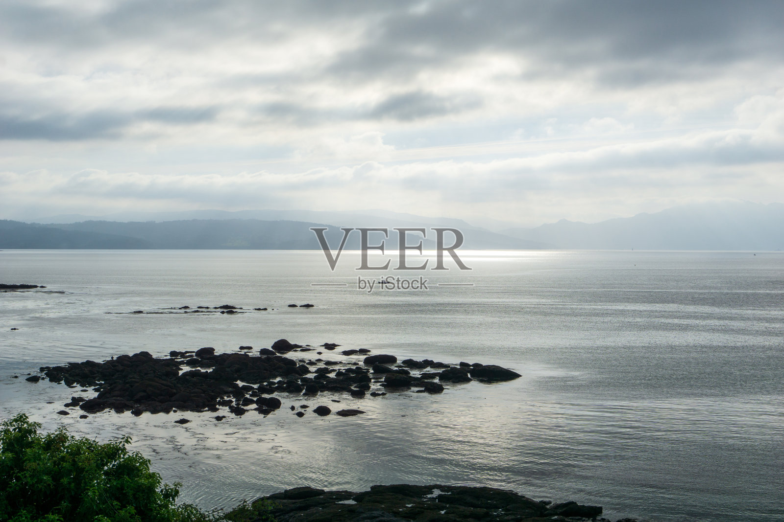 清晨阳光下的菲尼斯特雷海滩，西班牙加利西亚的风景，在春天的一天照片摄影图片