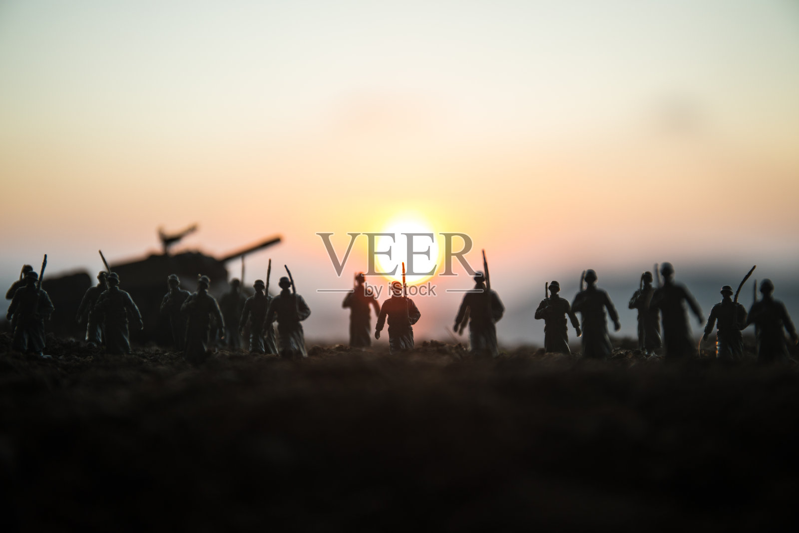 战争的概念。军事剪影战斗场景上的战争雾天空背景，世界大战士兵剪影下多云的天际线在日落。攻击的场景。装甲车辆。照片摄影图片