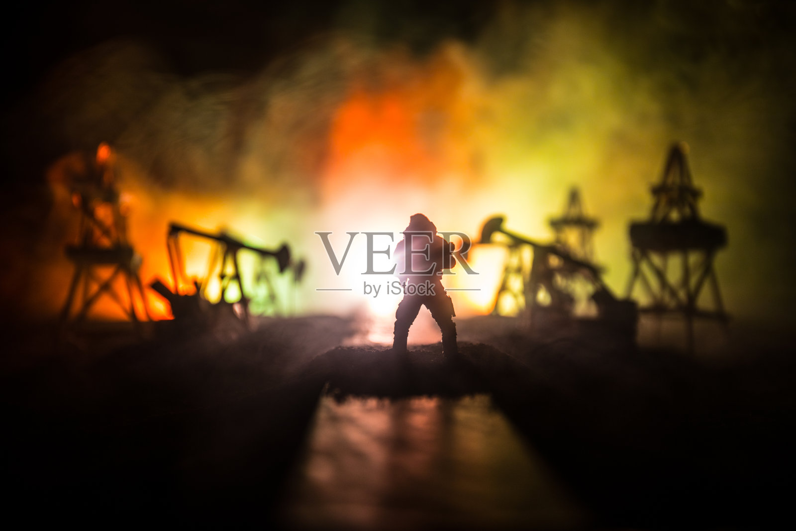 手持武器的军人或军官的轮廓。在色彩鲜艳的天空背景下的射击，战争和军事概念。照片摄影图片