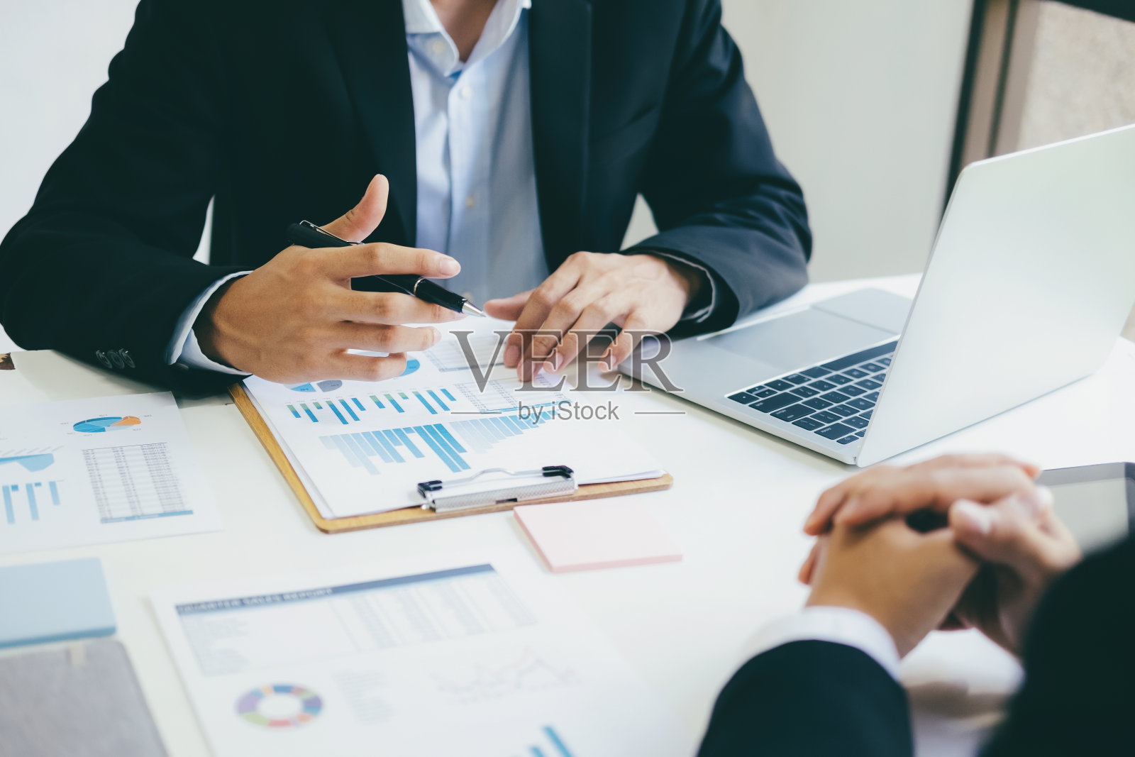 商务项目团队在办公室会议室一起工作。照片摄影图片