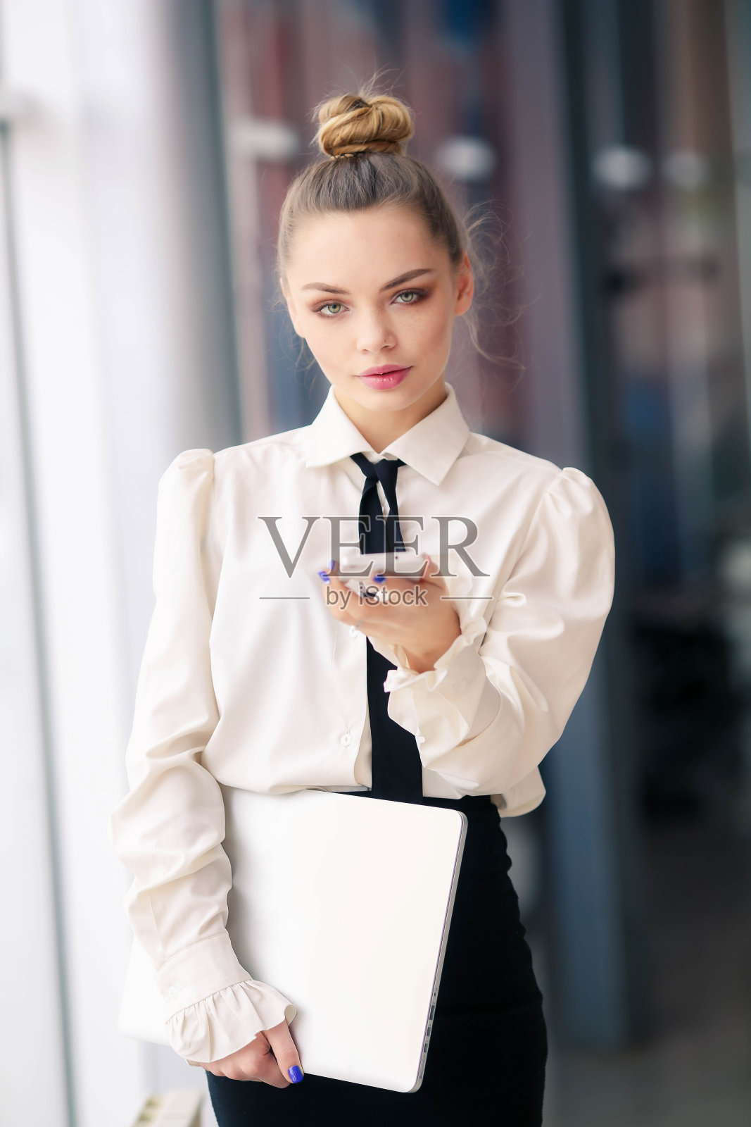 办公大楼里的一位漂亮的女商人照片摄影图片