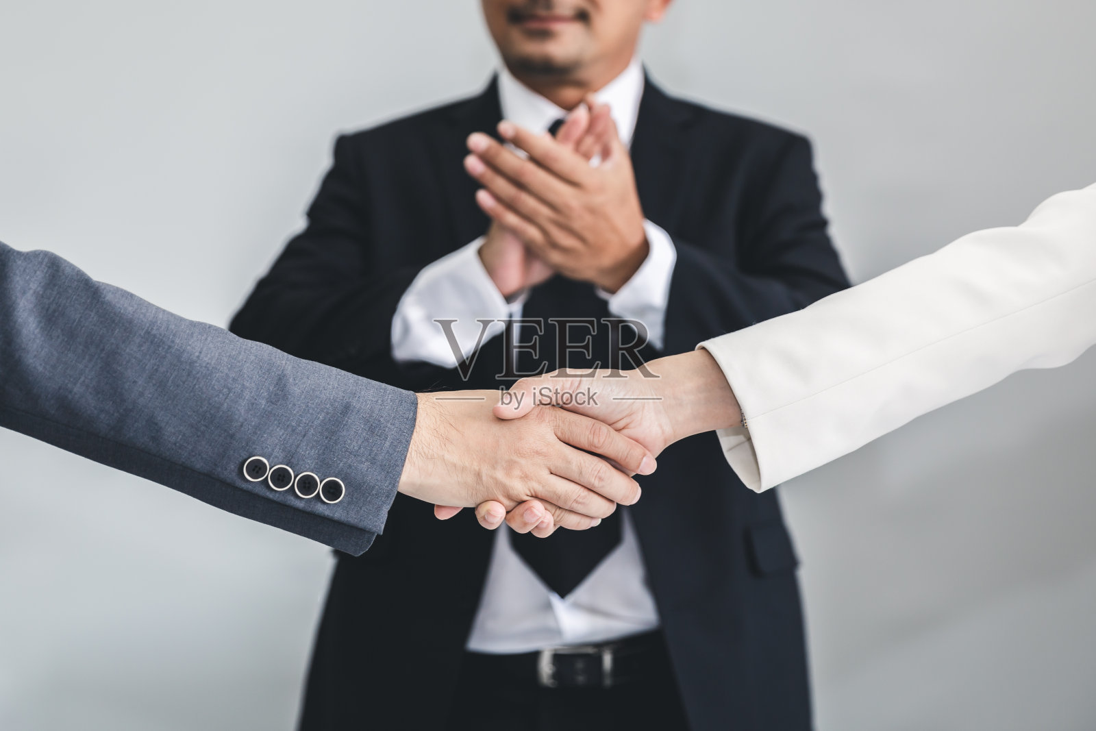 商人和女人握手照片摄影图片