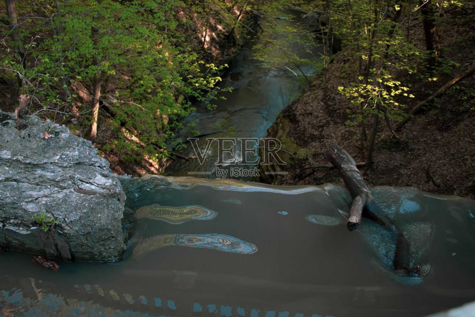 瀑布上的水照片摄影图片