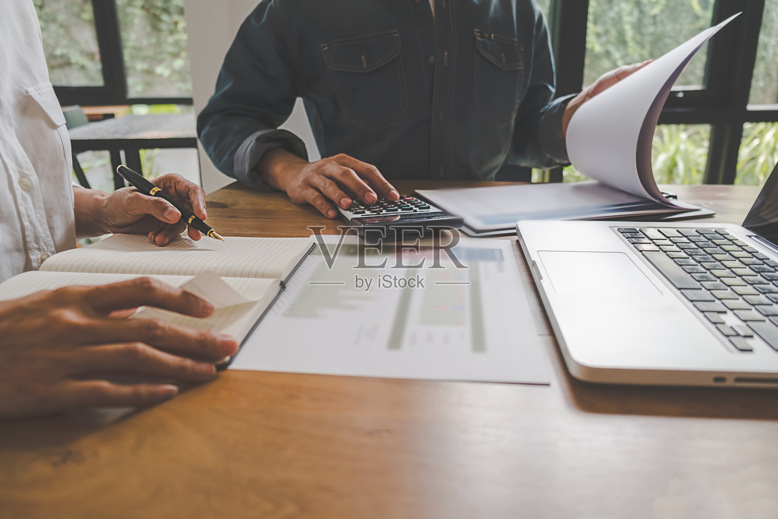 业务团队进行头脑风暴，讨论财务数据和报表图表。团队会议工作理念。照片摄影图片