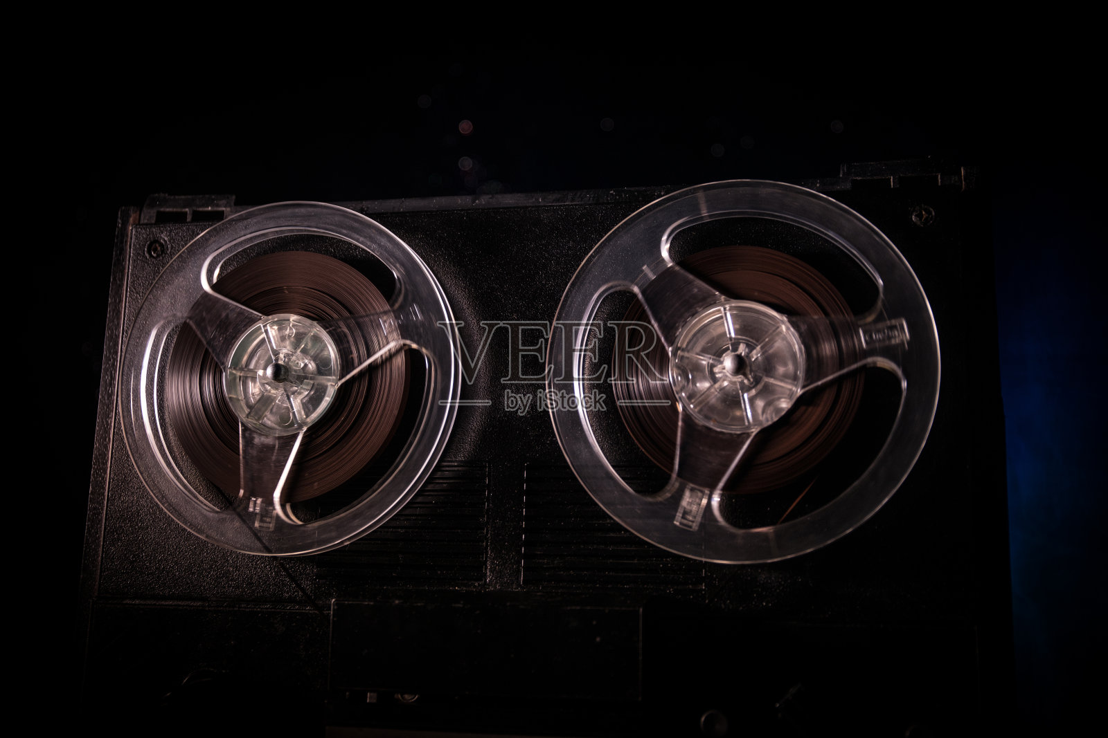 特别探员情报官员用磁带录音机收听谈话和录音照片摄影图片