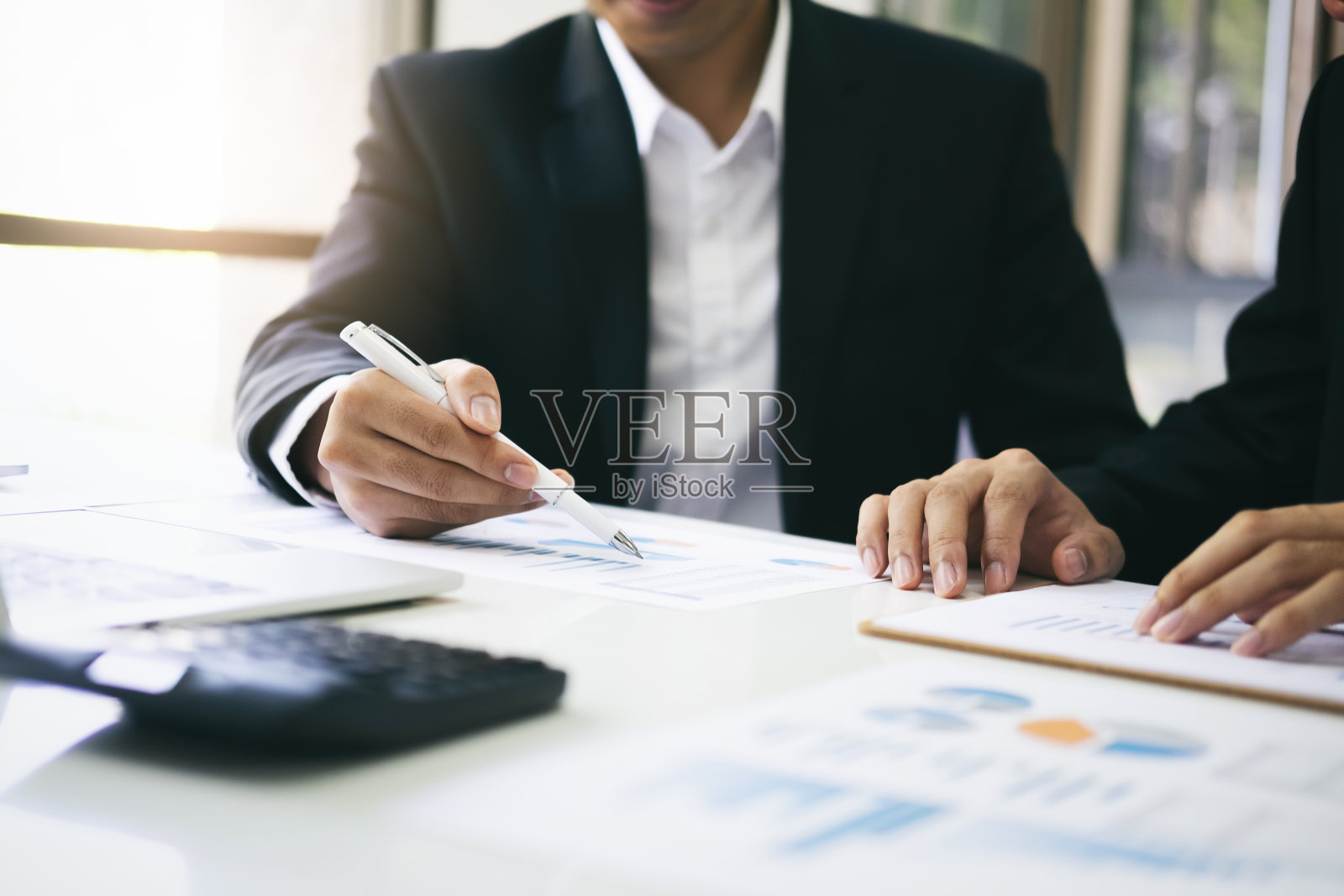 洽谈招商合作。照片摄影图片