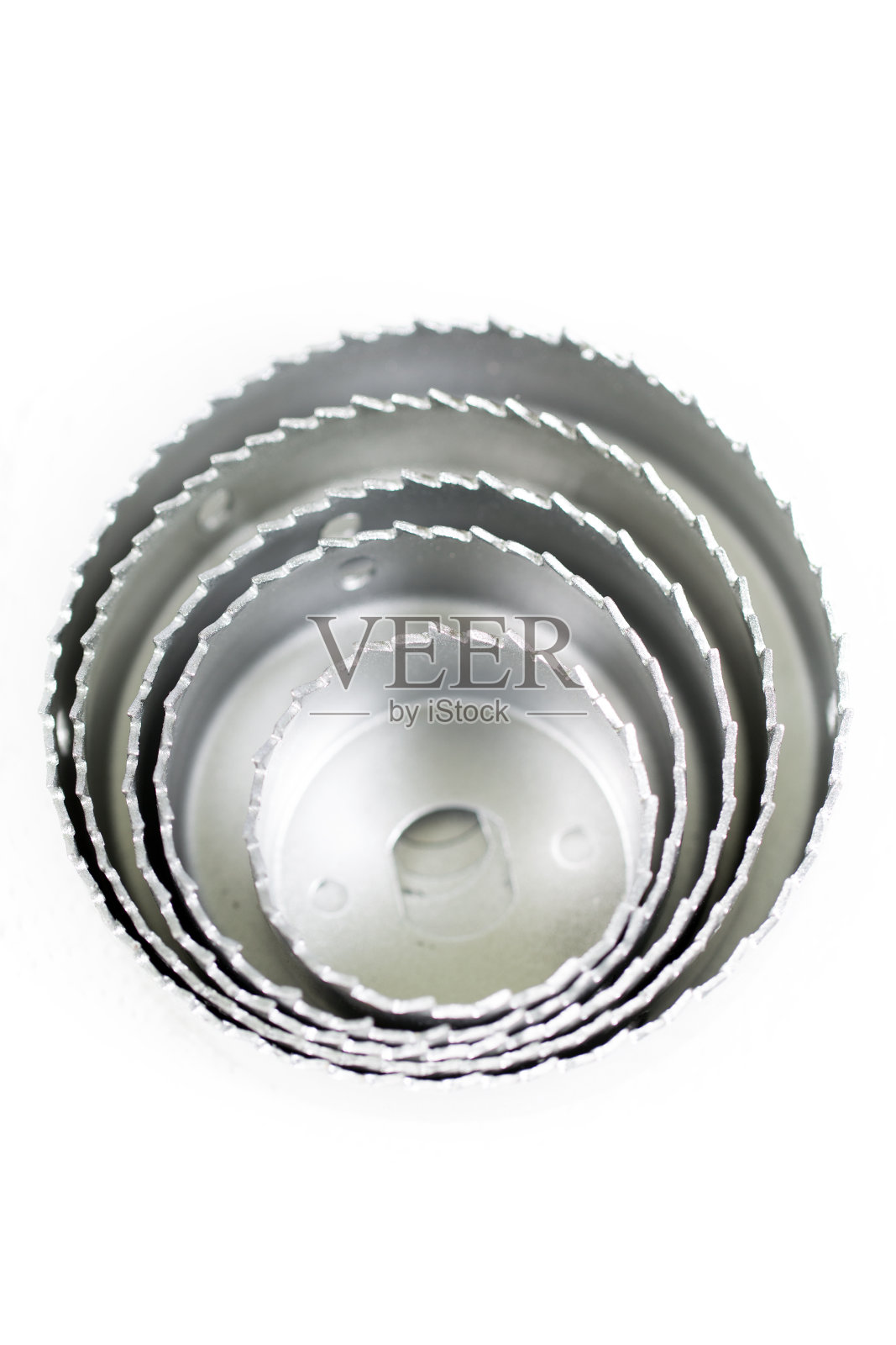 设置皇冠的钻孔圆孔石膏板和木材上的白色背景照片摄影图片