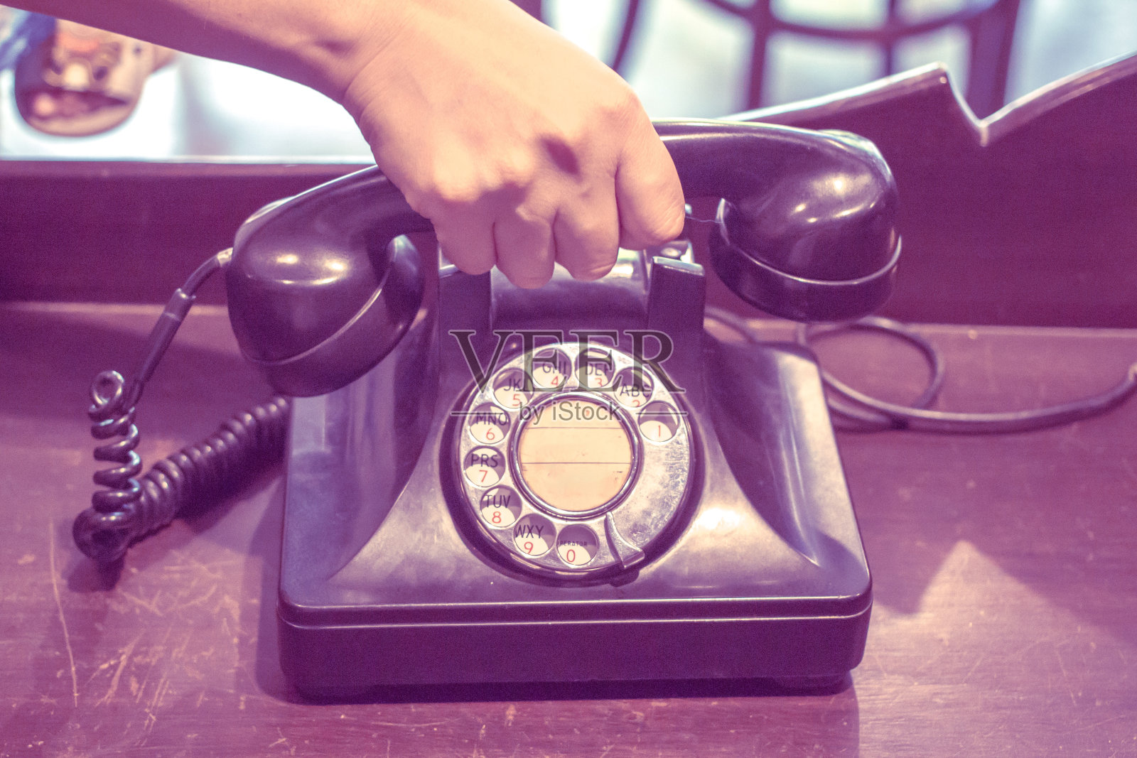 木桌上的电话和古董背景照片摄影图片