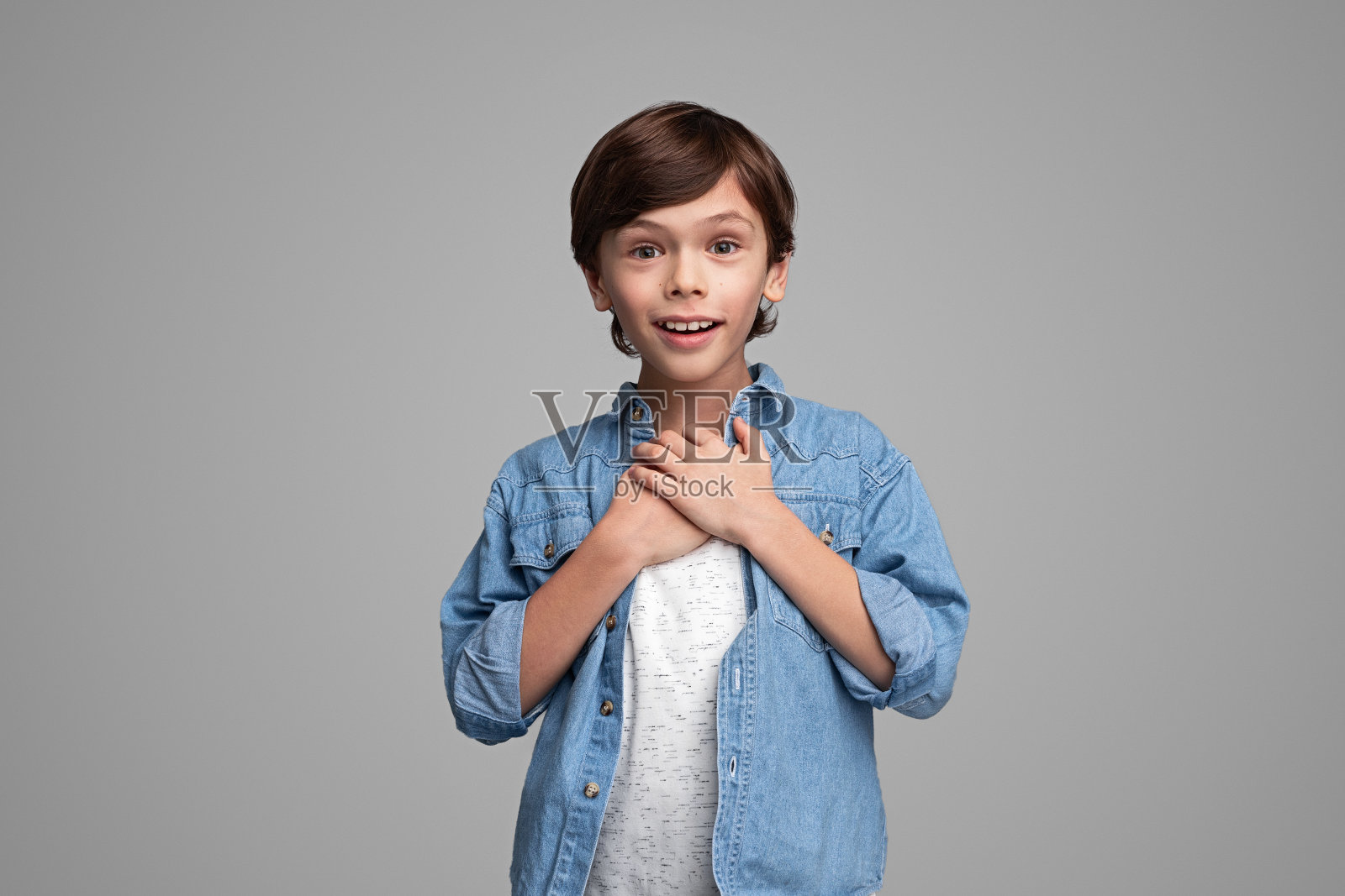 高兴的男孩看着相机照片摄影图片