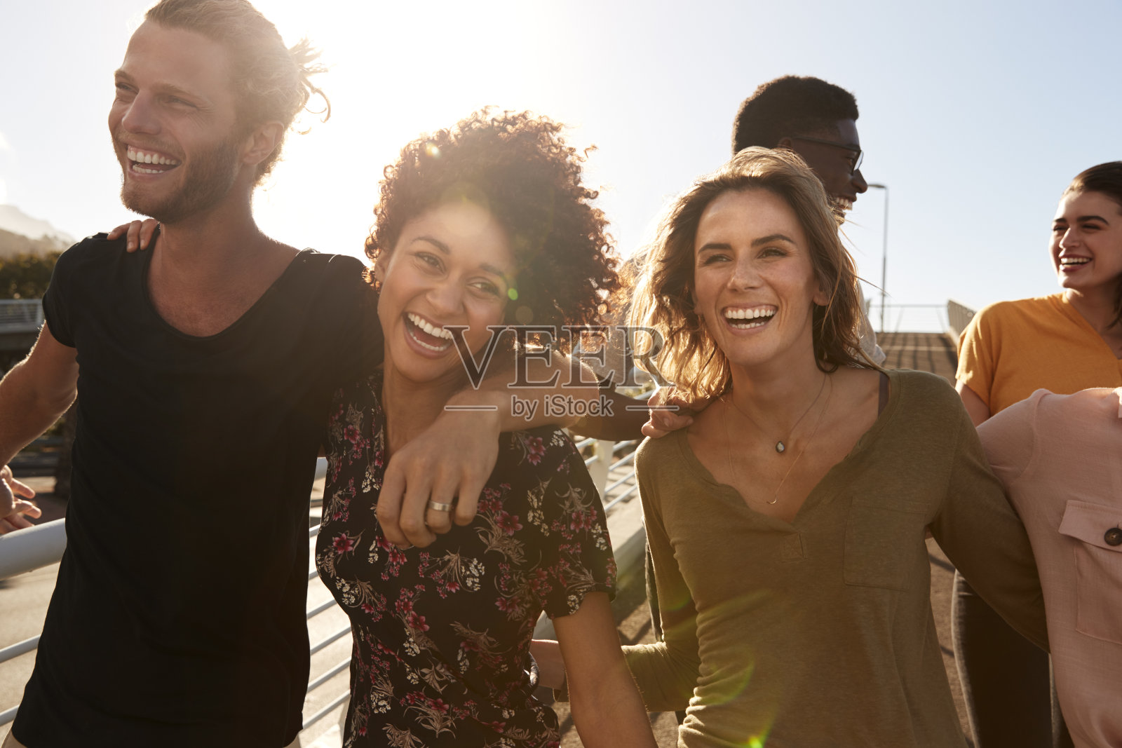 一群年轻人一起在户外沿着舷梯散步照片摄影图片