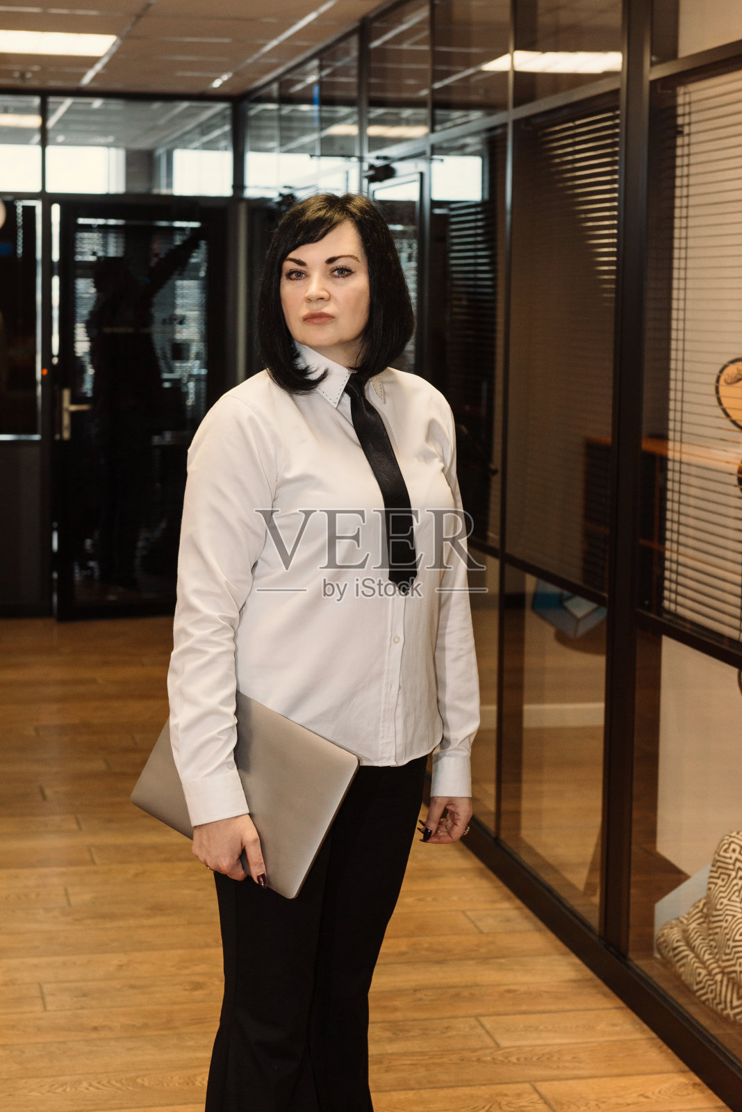 成功的女商人在商务中心走廊开会或谈判后照片摄影图片