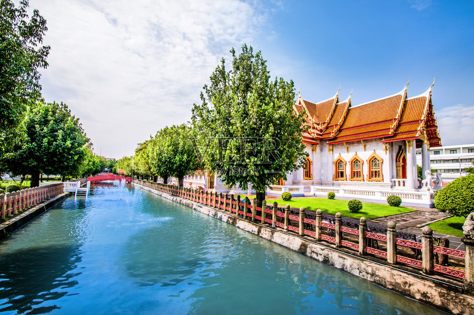 泰国曼谷，靠近本查玛比寺(大理石寺庙)的河流照片摄影图片