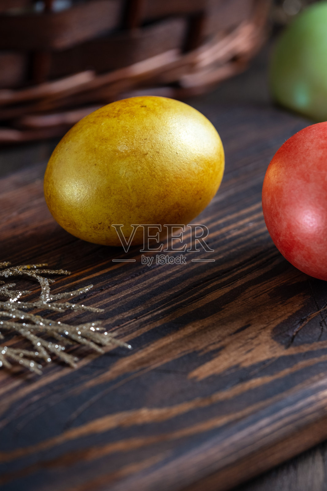 一张木桌上放着复活节蛋糕和彩蛋照片摄影图片
