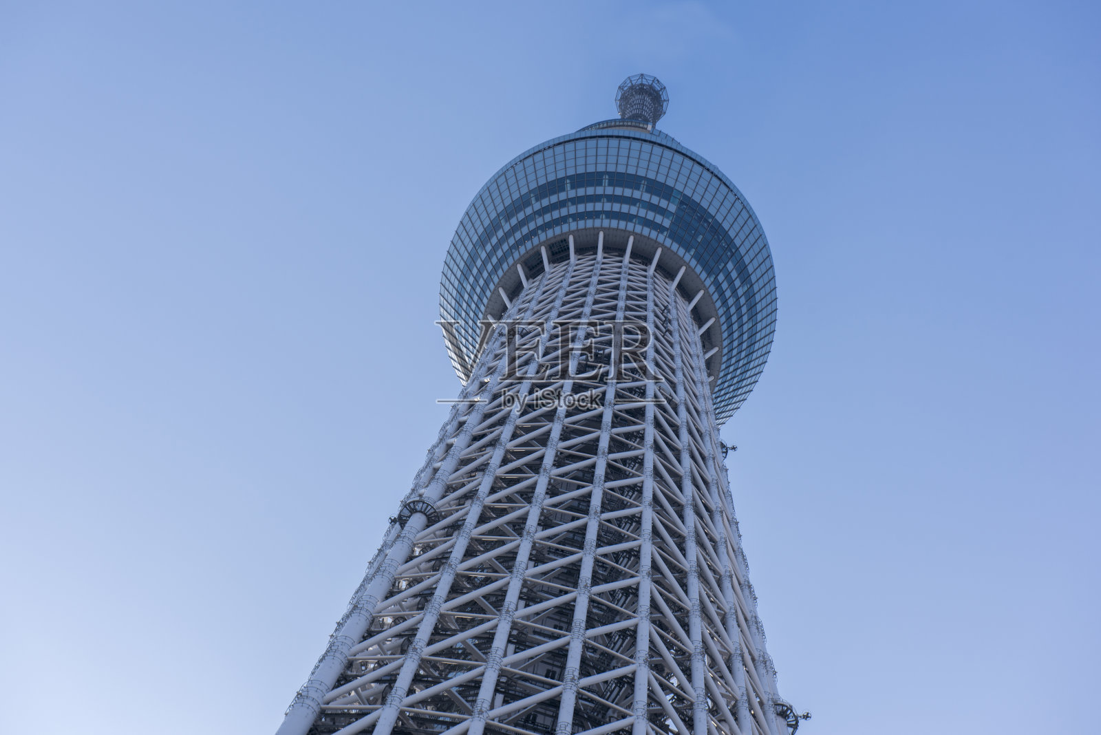 低角度的Skytree观察塔位于Sumida病房，日本东京。照片摄影图片