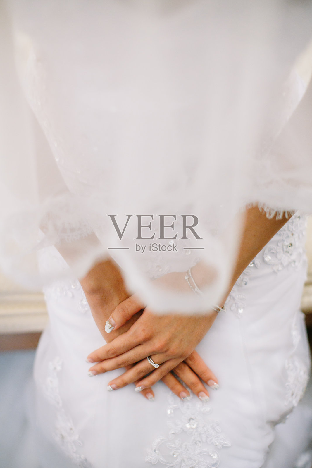 新娘身着白色婚纱等待新郎到来照片摄影图片