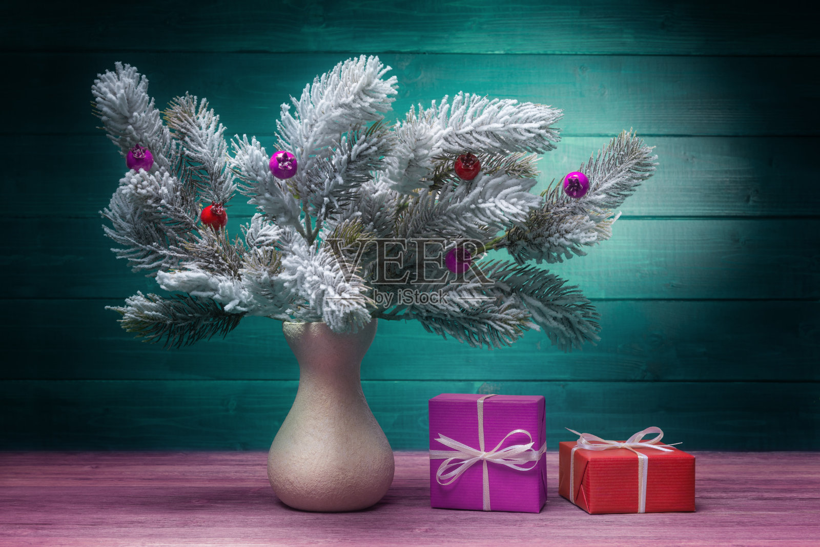 有冷杉树枝和礼盒的静物画照片摄影图片