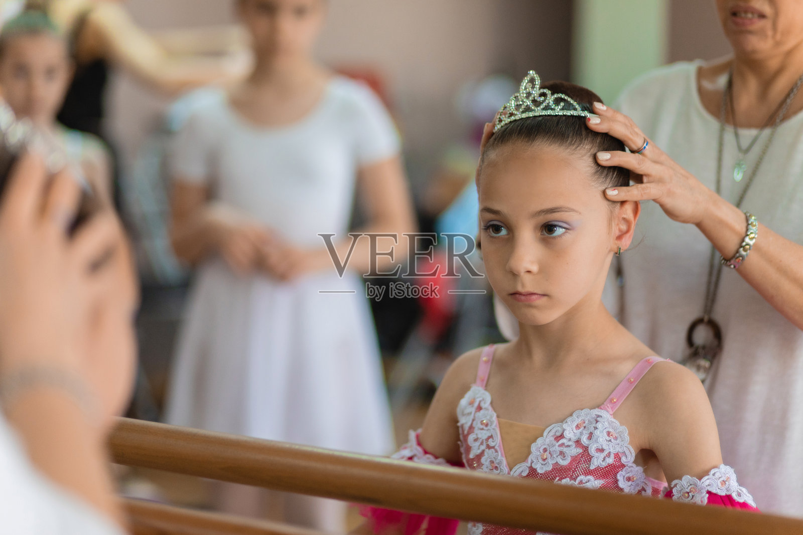 在芭蕾舞表演前，母亲增强了女儿的信心照片摄影图片