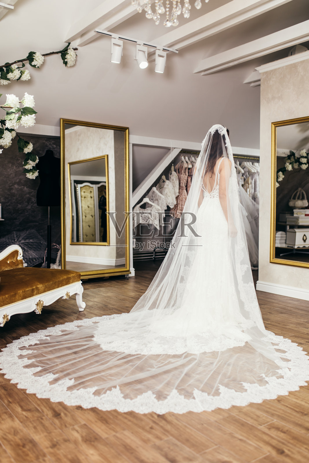 美丽的新娘在婚礼沙龙照片摄影图片