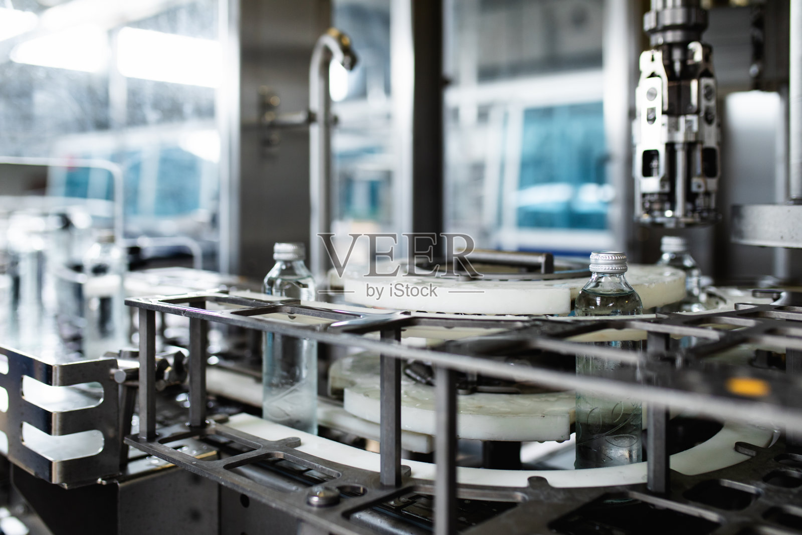 果汁装瓶生产线照片摄影图片