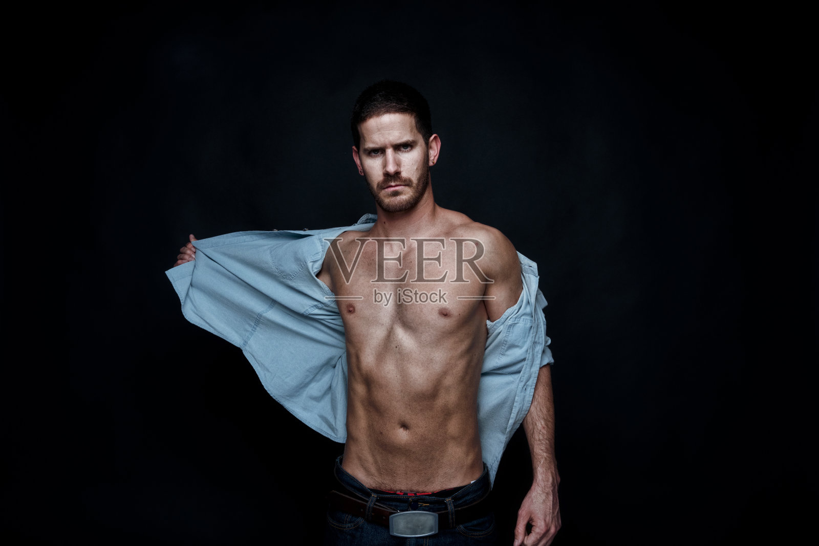 性感的牛仔脱衣照片摄影图片