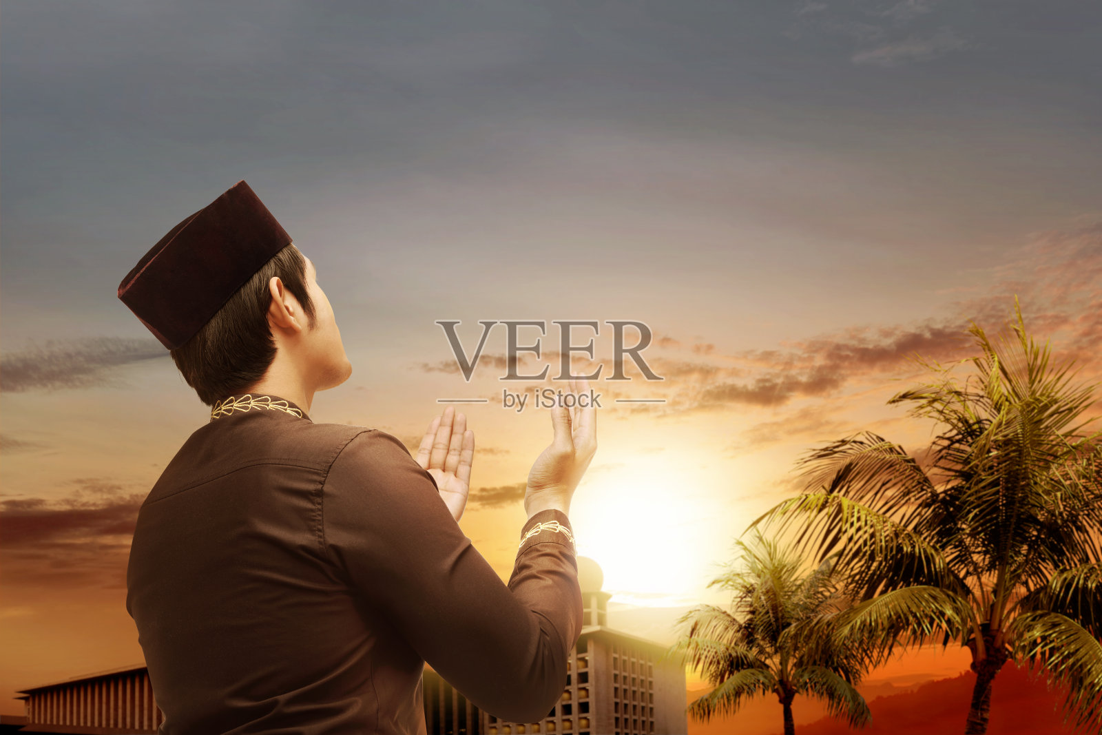 穆斯林男子在清真寺前祈祷的背影照片摄影图片