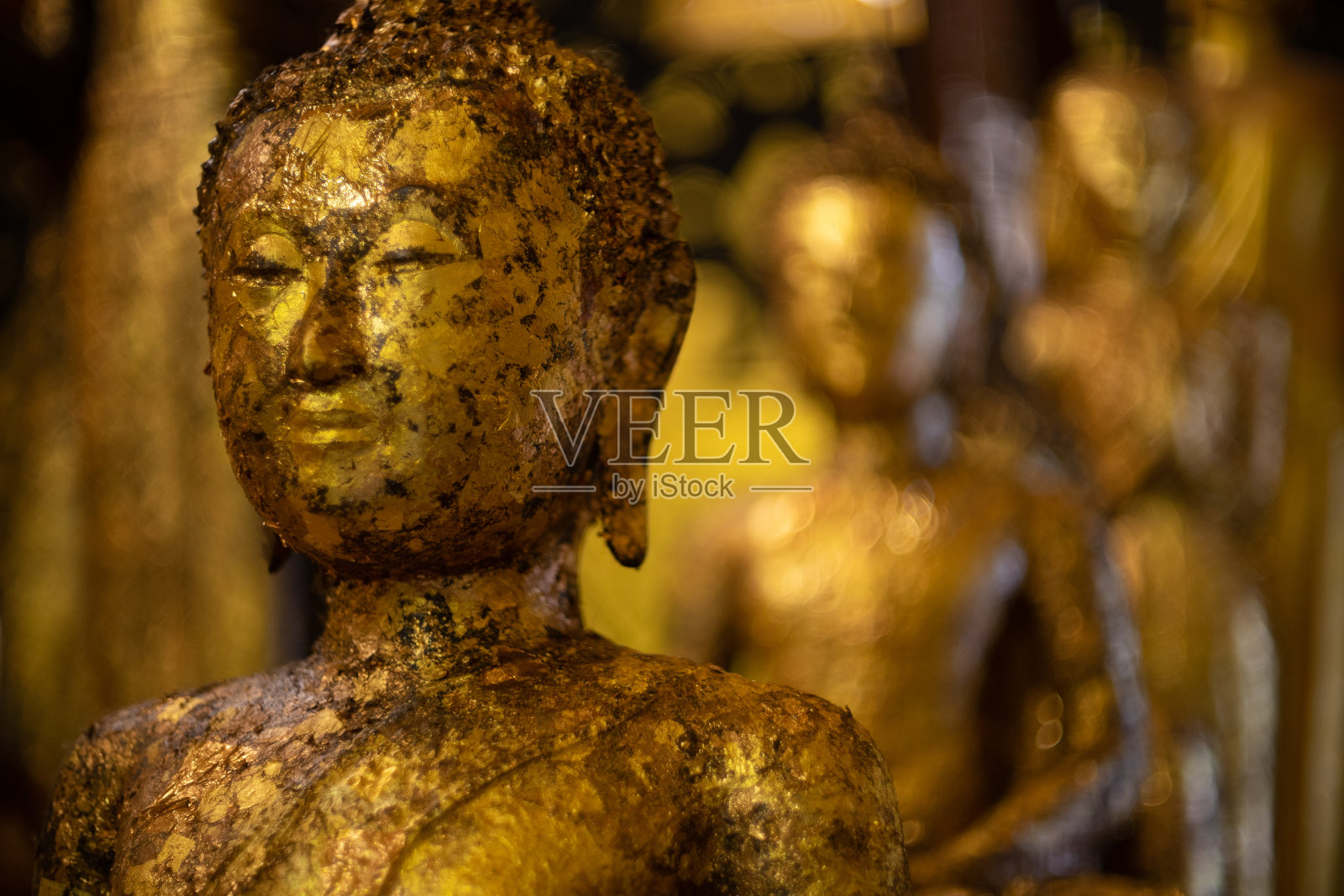 泰国Samutprakan, watbangpleeyainai寺，艺术风格的金佛状态照片摄影图片