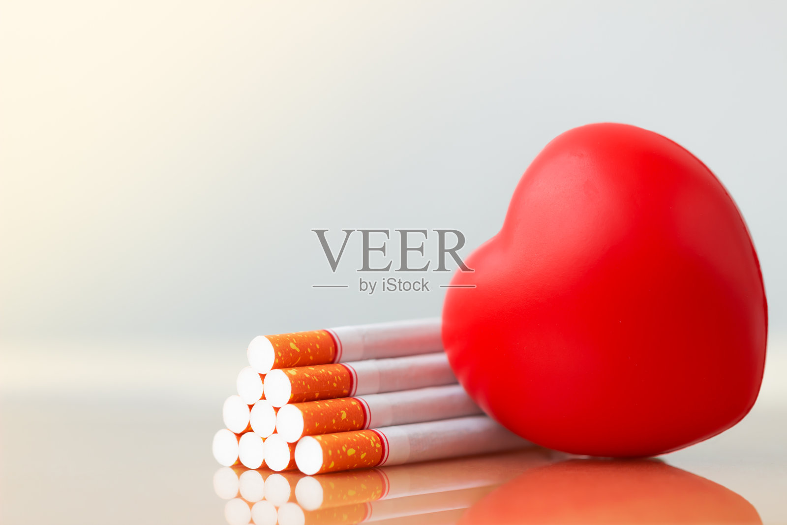 红心和香烟。照片摄影图片