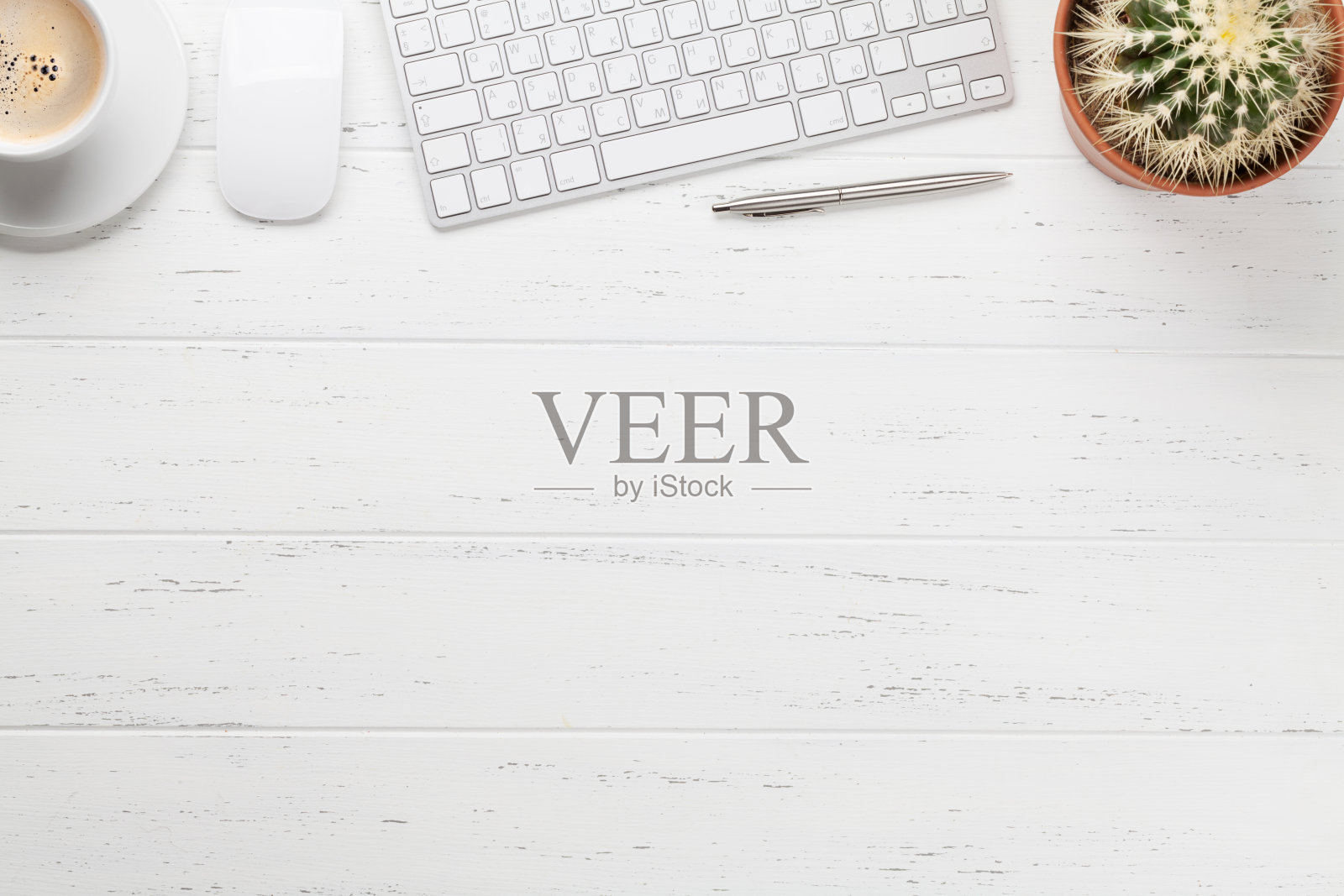 办公室工作桌上的咖啡和用品照片摄影图片