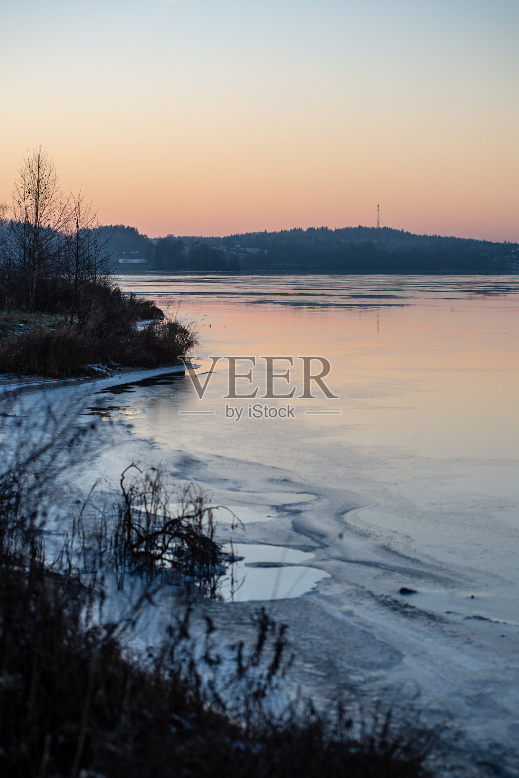 冬天河水几乎结冰照片摄影图片